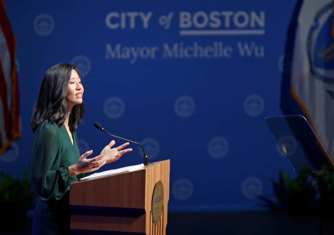 שווה להיות מהגר בבוסטון: העירייה מחלקת מאות דולרים עבור תספורות ועיסויים