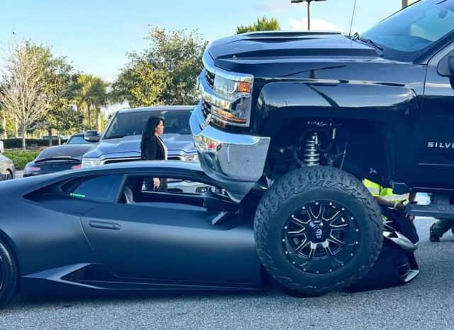 רגע אחד של רשלנות: טנדר ענק מחץ למבורגיני — והבעלים הגיב בצורה מפתיעה